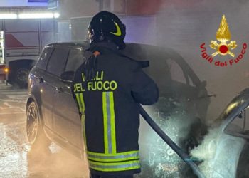 Pirri: due auto a fuoco in via Legnano, sul posto i vigili del fuoco