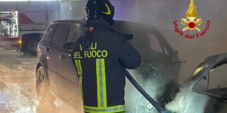 Pirri: due auto a fuoco in via Legnano, sul posto i vigili del fuoco