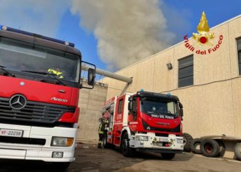 Arborea: incendio nell’impianto di trattamento rifiuti, intervengono i vigili del fuoco