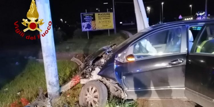 Incidente stradale sul viale Guglielmo Marconi, sul posto i vigili del fuoco