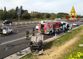 Incidente stradale sulla SS 131, coinvolte due auto, due le persone ferite, soccorse e trasferite in ospedale