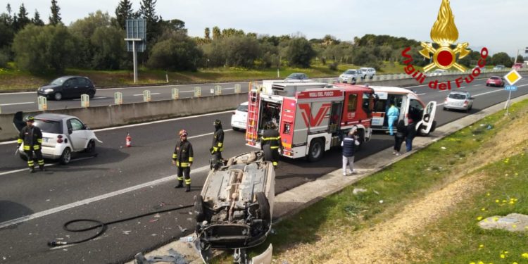 Incidente stradale sulla SS 131, coinvolte due auto, due le persone ferite, soccorse e trasferite in ospedale