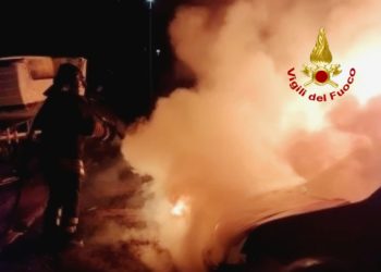 Incendi di auto nel quartiere di Sant’Elia e in centro a Cagliari