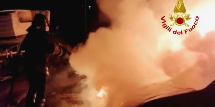 Incendi di auto nel quartiere di Sant’Elia e in centro a Cagliari