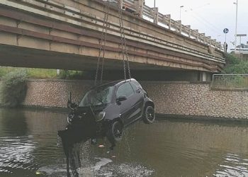 Un’auto è finita nel canale di Terramaini, a Cagliari, sul posto i sommozzatori dei vigili del fuoco, due feriti