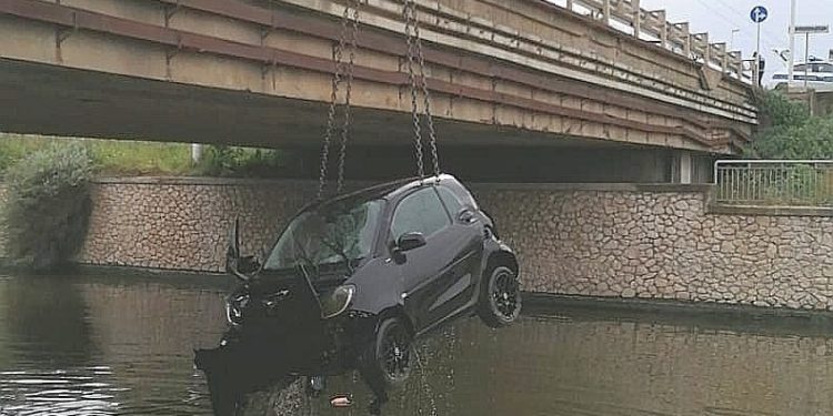 Un’auto è finita nel canale di Terramaini, a Cagliari, sul posto i sommozzatori dei vigili del fuoco, due feriti
