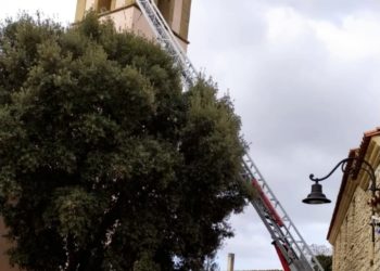 Vigili del fuoco all’opera, ad Ussaramanna, per la messa in sicurezza della croce del campanile della chiesa di San Quirico Martire