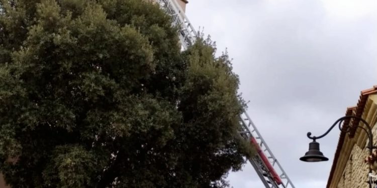 Vigili del fuoco all’opera, ad Ussaramanna, per la messa in sicurezza della croce del campanile della chiesa di San Quirico Martire