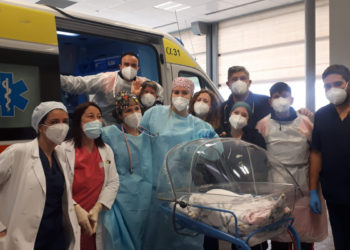 E’ venuto alla luce in ambulanza, durante il tragitto che separava la mamma, partita da Dolianova, dal Policlinico