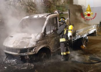 Bitti: a fuoco un camioncino e un’auto, sul posto i vigili del fuoco