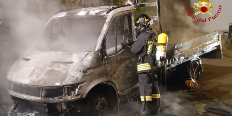 Bitti: a fuoco un camioncino e un’auto, sul posto i vigili del fuoco
