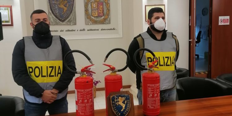 Polizia di Stato di Cagliari ha denunciato due giovani per danneggiamento e furto dalla Polizia Stradale