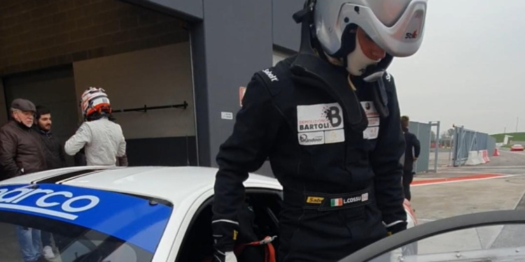 Sarà il 17enne cagliaritano Lorenzo Cossu, il pilota che rappresenterà la scuderia di Verona nei campionati italiani GT 2022 classe Endurance