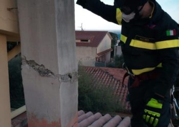 Forte vento nel Nuorese: ieri giornata di duro lavoro per i vigili del fuoco