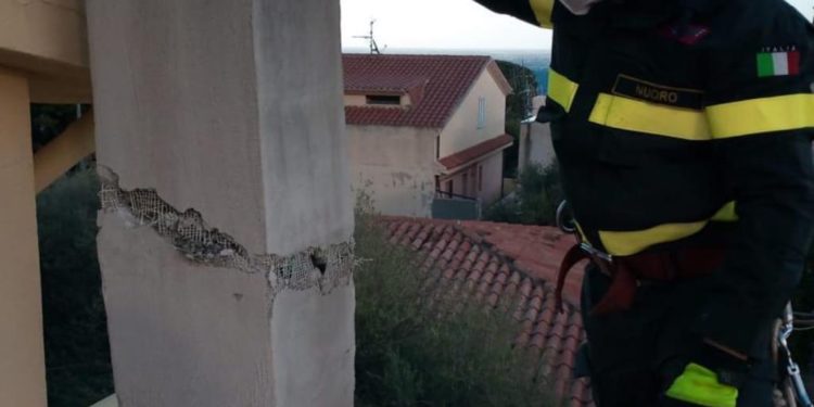 Forte vento nel Nuorese: ieri giornata di duro lavoro per i vigili del fuoco