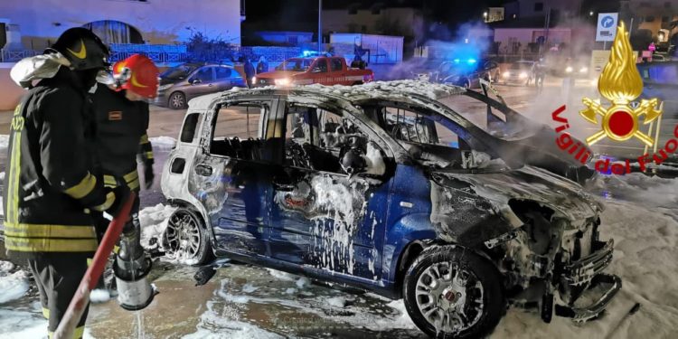 Olbia: a fuoco due auto, sul posto i vigili del fuoco