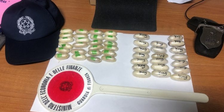 All’aeroporto di Alghero è stata arrestata una passeggera nigeriana che aveva con sé 47 ovuli di eroina (41 in corpo)