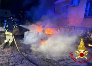 Padru: a fuoco una Peugeot 207, sul posto i vigili del fuoco