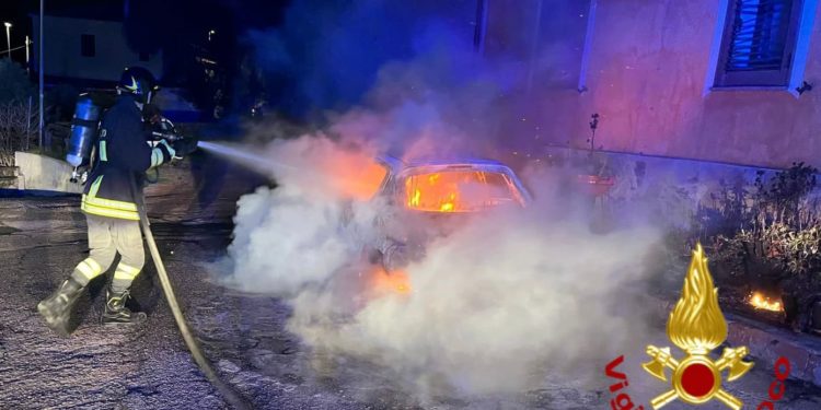 Padru: a fuoco una Peugeot 207, sul posto i vigili del fuoco