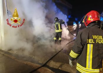 Sestu: auto a fuoco in via 4 Novembre, sul posto i vigili del fuoco