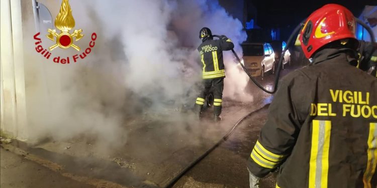 Sestu: auto a fuoco in via 4 Novembre, sul posto i vigili del fuoco