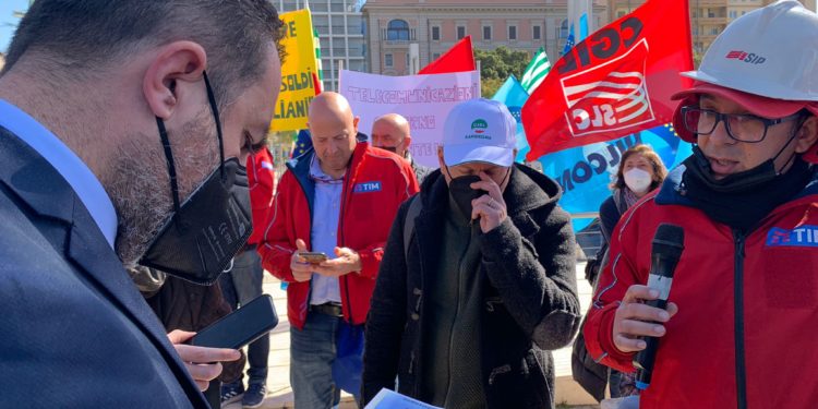 Il presidente del Consiglio regionale Michele Pais incontra i lavoratori Tim: «Il vostro grido di dolore, è dell’intera Sardegna»