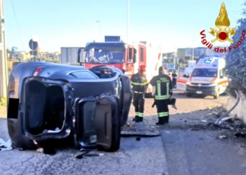 Incidente stradale a Cagliari, i vigili del fuoco estraggono una donna dall’auto coinvolta