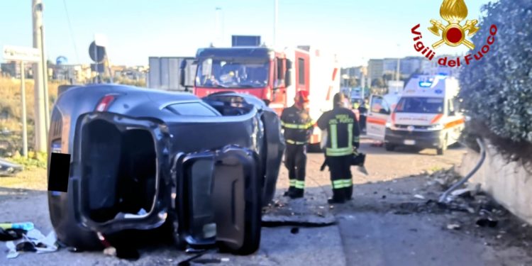 Incidente stradale a Cagliari, i vigili del fuoco estraggono una donna dall’auto coinvolta