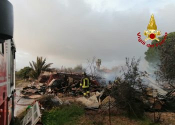 Vasto incendio in località Secca S’Arrideli (Quartu Sant’Elena), i vigili del fuoco spengono le fiamme e mettono in sicurezza l’area