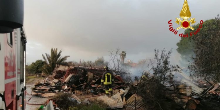 Vasto incendio in località Secca S’Arrideli (Quartu Sant’Elena), i vigili del fuoco spengono le fiamme e mettono in sicurezza l’area