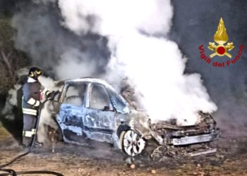 Interventi per incendi di diverse auto nella notte a Cagliari e Sestu