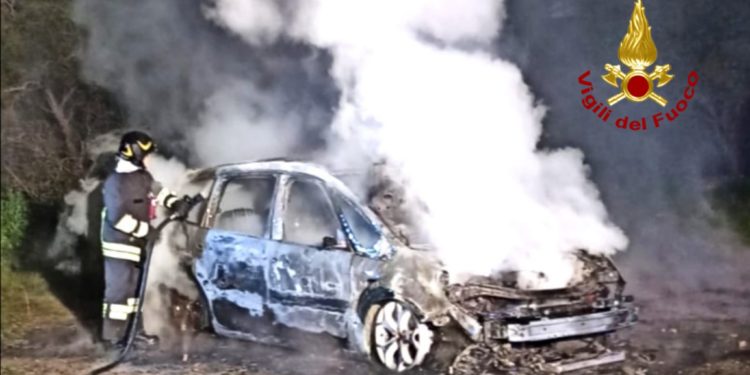 Interventi per incendi di diverse auto nella notte a Cagliari e Sestu
