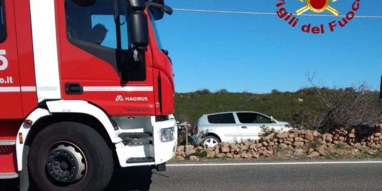 Olbia: incidente stradale in Costa Corallina, sul posto i vigili del fuoco