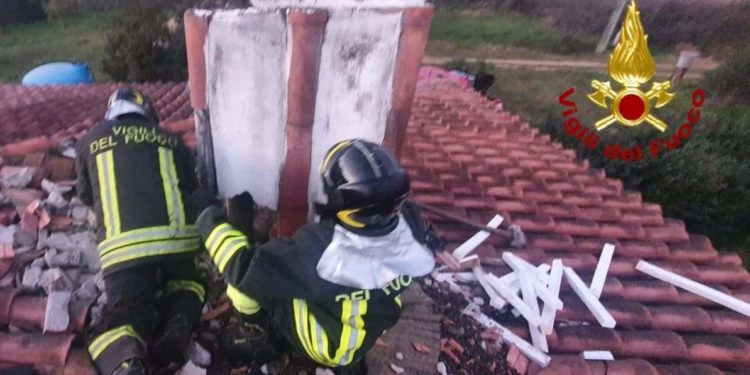 Arzachena: prende fuoco una canna fumaria a Monticanaglia, intervengono i vigili del fuoco