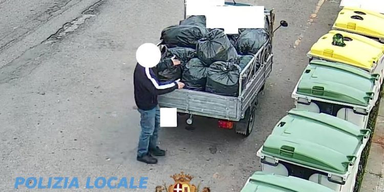 Abbandono indiscriminato di rifiuti, nuovo record di sanzioni a Sassari: 107 in tre settimane