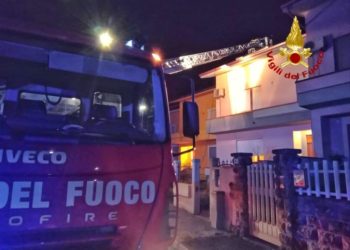 Silì: a fuoco la canna fumaria di un’abitazione, sul posto i vigili del fuoco