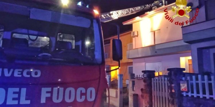 Silì: a fuoco la canna fumaria di un’abitazione, sul posto i vigili del fuoco