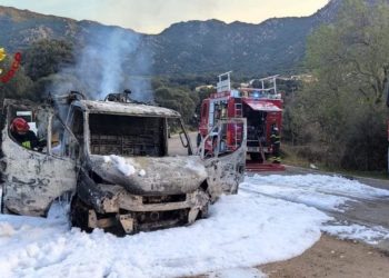 Olbia: incendio di un furgone a Mamusi, sul posto i vigili del fuoco
