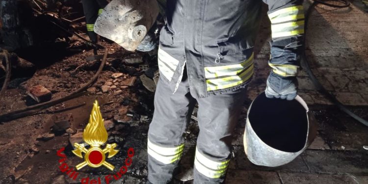 Ittiri: a fuoco una veranda, sul posto i vigili del fuoco