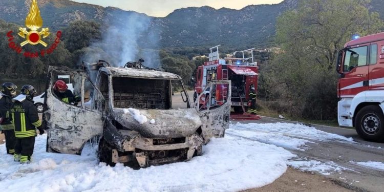 Olbia: incendio di un furgone a Mamusi, sul posto i vigili del fuoco