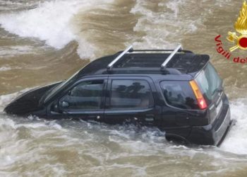 Tertenia: guadano il Rio Quirra e rimangono bloccati nell’auto, padre e  figlio soccorsi dai vigili del fuoco