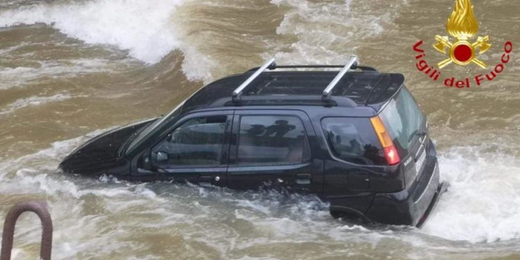 Tertenia: guadano il Rio Quirra e rimangono bloccati nell’auto, padre e  figlio soccorsi dai vigili del fuoco