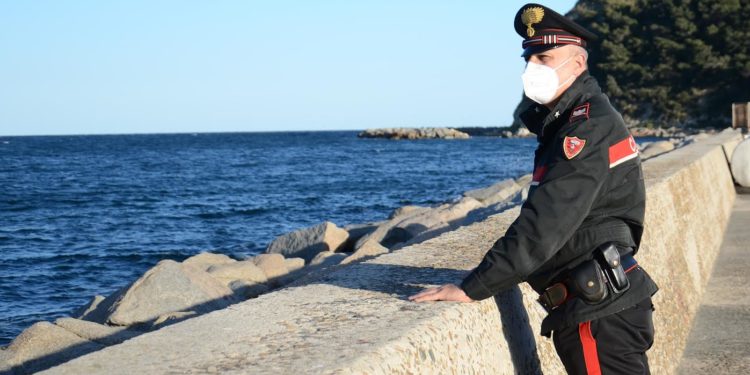 I carabinieri di Muravera e San Vito ieri sera hanno sequestrato una barca di circa 10 metri, priva di motore, spiaggiata a “San Giovanni”