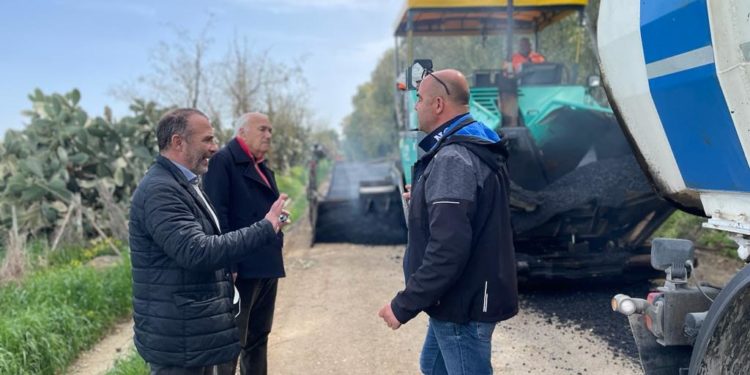 Oristano: in via di completamento i lavori per il rifacimento della strada comunale di Tiria