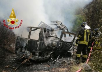 I vigili del fuoco sono intervenuti per l’incendio di un camper in sosta in località “Nuraghe Cann’e Frau”, a Muravera
