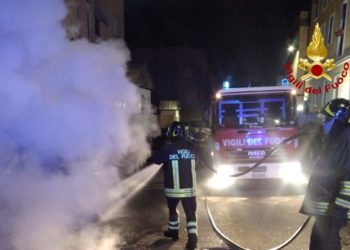Incendio di auto in sosta a Cagliari, i vigili del fuoco evitano la propagazione delle fiamme alle strutture vicine