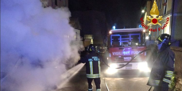 Incendio di auto in sosta a Cagliari, i vigili del fuoco evitano la propagazione delle fiamme alle strutture vicine