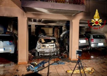 Cagliari: a fuoco autovetture e moto in sosta, intervengono i vigili del fuoco