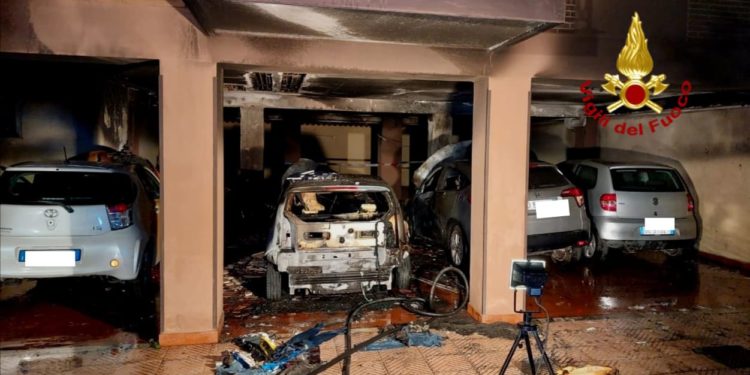 Cagliari: a fuoco autovetture e moto in sosta, intervengono i vigili del fuoco