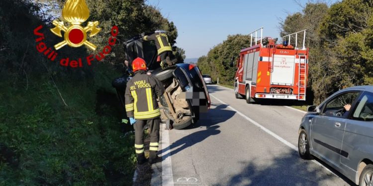 Sant’Antonio di Gallura: auto si ribalta sulla 427, illeso il conducente